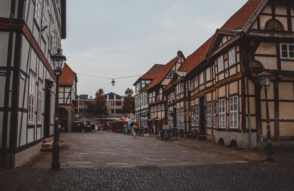 Malersiche Kopfsteinpflasterstraße in einer malerischen Stadt mit historischer Architektur und lebhafter Atmosphäre.