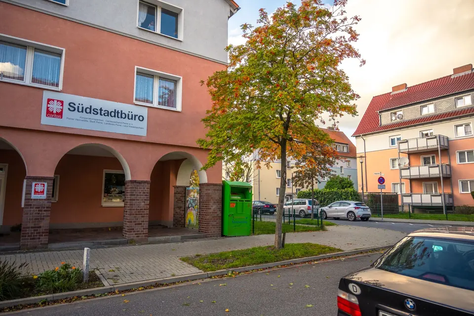Entdecken Sie eine malerische Herbststraße in Niedersachsen, Deutschland, mit lebhaften Bäumen.