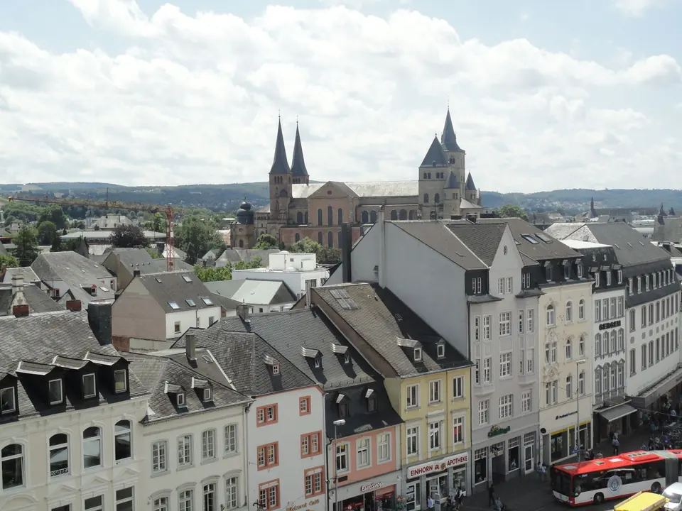 Luftaufnahme von historischen Gebäuden und Kirchen in Trier, Deutschland.